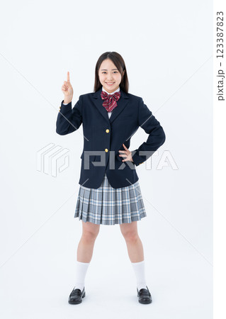 おすすめする女子高生 123387823