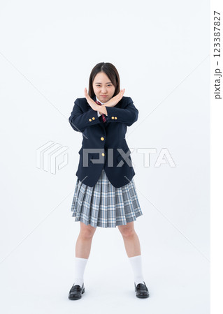 拒否する女子高生 123387827