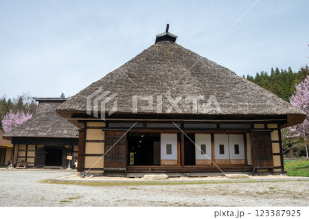 日本の古い萱葺き屋根の農家 日本の古い萱葺き屋根の農家 123387925