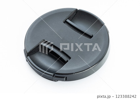 白背景の上にレンズキャップのイメージ風景 白背景の上にレンズキャップのイメージ風景 123388242