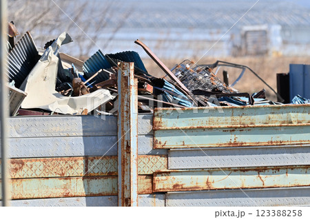 コンテナに集められた鉄くず　金属　鉄スクラップ　　 123388258