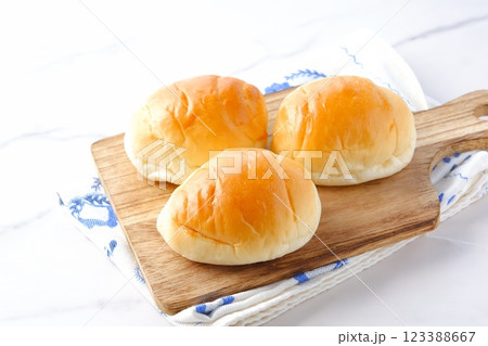 焼きたてで熱々のバターロールが用意された朝食のテーブル 焼きたてで熱々のバターロールが用意された朝食のテーブル 123388667