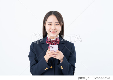 スマホを使う女子高生 123388698