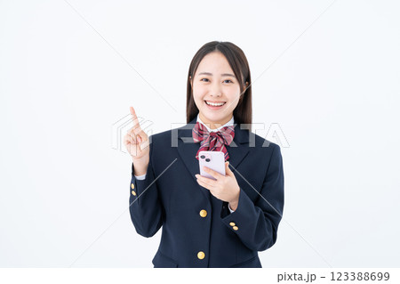 スマホを使う女子高生 123388699