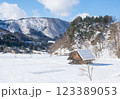 雪に埋もれた古民家 123389053