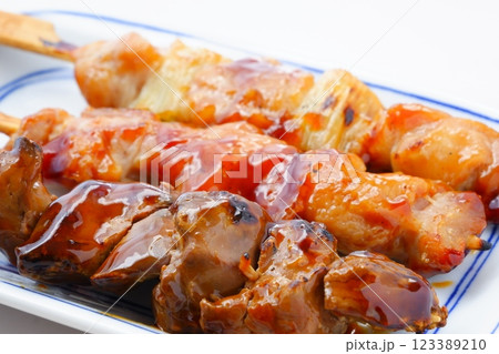 おいしそうな焼き鳥の盛り合わせ(ネギマ、もも、レバー) おいしそうな焼き鳥の盛り合わせ(ネギマ、もも、レバー) 123389210