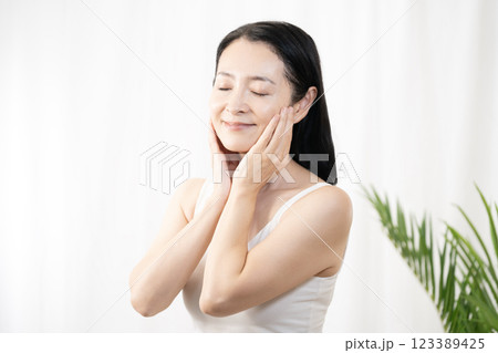 スキンケアをした女性 123389425