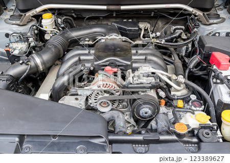 【エンジン】水平対向6気筒のエンジン 123389627