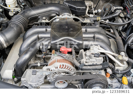 【エンジン】水平対向6気筒のエンジン 123389631