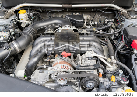 【エンジン】水平対向6気筒のエンジン 123389633