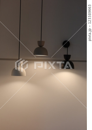 スポットライトの当たった照明器具 123389663