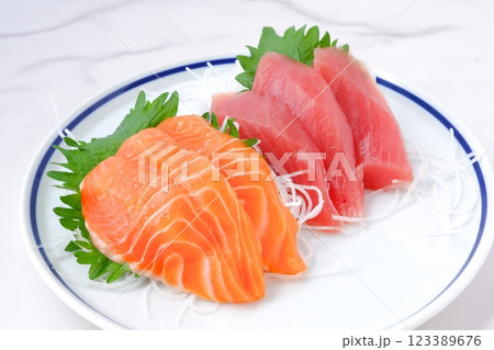 新鮮なお刺身の二種盛り（まぐろとサーモン） 123389676