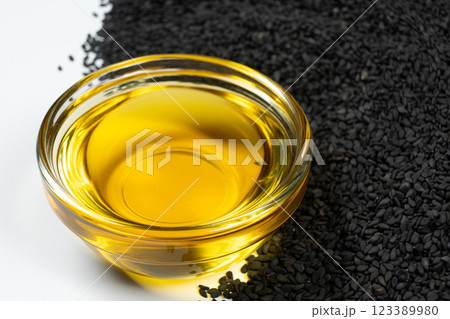 Unrefined cold pressed sesame oil in a glass bowl. 123389980