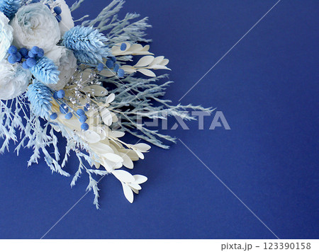 青と白のブーケ(ネイビー背景) 123390158