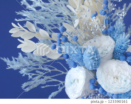 青と白のブーケ(ネイビー背景) 123390161