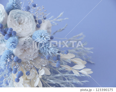 青と白のブーケ(青背景) 123390175
