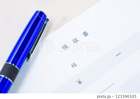 ビジネスに必須の領収書を書く 123390185