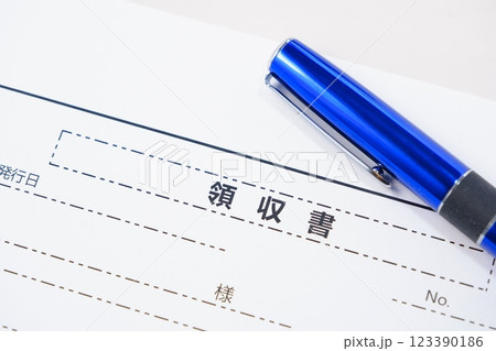 ビジネスに必須の領収書を書く ビジネスに必須の領収書を書く 123390186