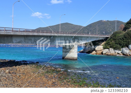 新柏島大橋 柏島と四国本土を繋ぐ 冬 (高知県 大月町) 新柏島大橋 柏島と四国本土を繋ぐ 冬 (高知県 大月町) 123390210
