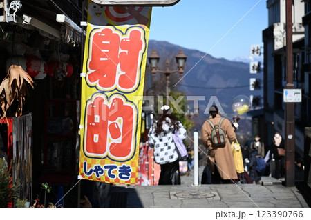冬の伊香保温泉　石段街の風景 123390766