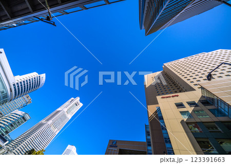 日本の横浜都市景観 歩道橋のある街。桜木町駅前から横浜ランドマークタワーなどビル群を望む＝2月26日 123391663