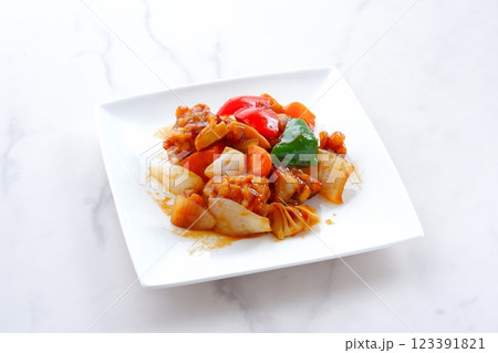 玉ネギやニンジン、ピーマンなど野菜がたっぷり入った健康的な中華料理の酢豚 玉ネギやニンジン、ピーマンなど野菜がたっぷり入った健康的な中華料理の酢豚 123391821