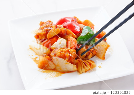 玉ネギやニンジン、ピーマンなど野菜がたっぷり入った健康的な中華料理の酢豚 玉ネギやニンジン、ピーマンなど野菜がたっぷり入った健康的な中華料理の酢豚 123391823