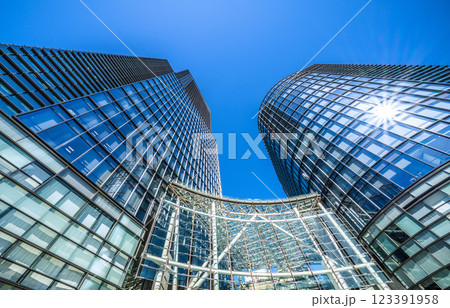 日本の東京都市景観 神田淡路町二丁目のワテラスなどを望む。新しい時代に、希望の光＝10日 123391958