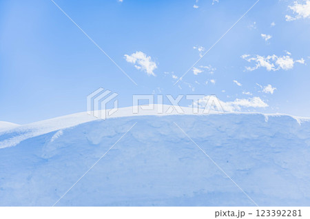 積雪と青空 123392281