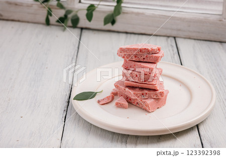 積み上げられたチョコ 123392398