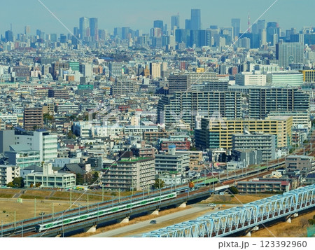 高層ビル群を背に走る特急踊り子、都市の鉄道風景 123392960