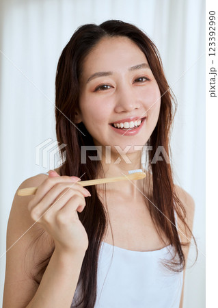歯磨きをする女性 123392990