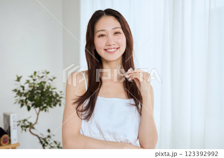マウスピース矯正を持つ女性 マウスピース矯正を持つ女性 123392992