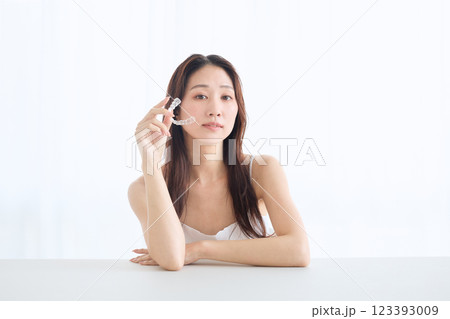 マウスピース矯正を持つ女性 123393009