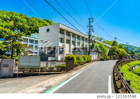 初夏の兵庫県立出石高校の風景　兵庫県豊岡市 123393596