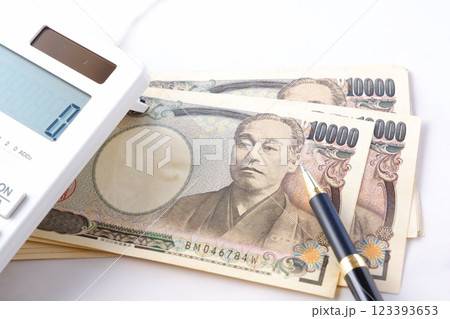 福沢諭吉の肖像の一万円紙幣と電卓 福沢諭吉の肖像の一万円紙幣と電卓 123393653