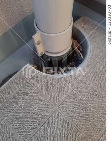 ベランダの排水する場所 排水 排水パイプ ベランダの排水する場所 排水 排水パイプ 123393703