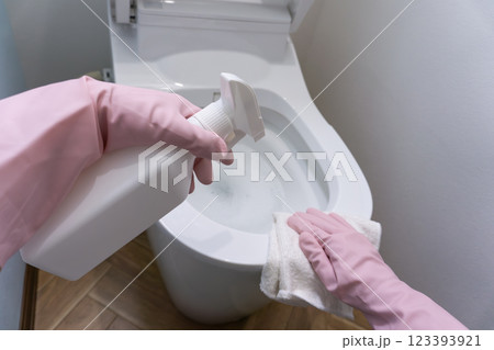 トイレ掃除 トイレ掃除 123393921