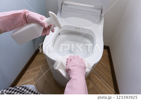 トイレ掃除 トイレ掃除 123393925