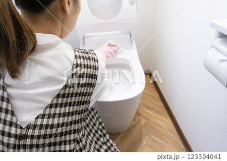 トイレ掃除 123394041