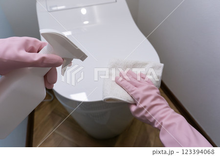 トイレ掃除 123394068