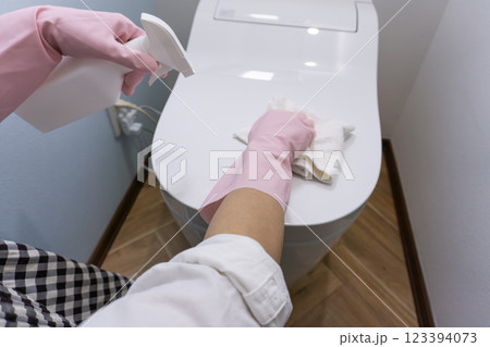 トイレ掃除 123394073