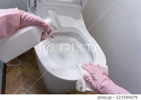 トイレ掃除 123394079