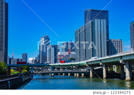 【大阪風景】淀屋橋界隈の川沿いのビル群 【大阪風景】淀屋橋界隈の川沿いのビル群 123394273