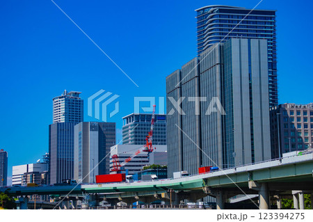 【大阪風景】淀屋橋界隈の川沿いのビル群 123394275