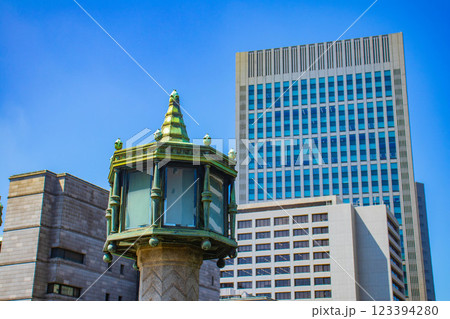 【大阪風景】淀屋橋界隈の川沿いのビル群 123394280