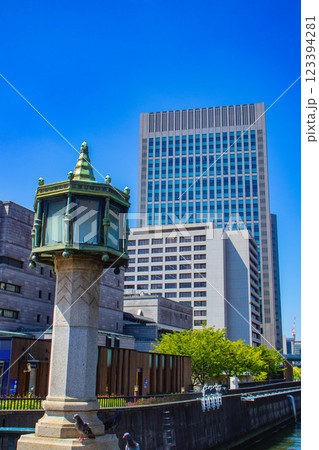 【大阪風景】淀屋橋界隈の川沿いのビル群 123394281