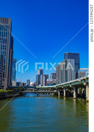 【大阪風景】淀屋橋界隈の川沿いのビル群 123394287