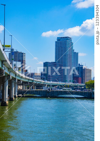 【大阪風景】淀屋橋界隈の川沿いのビル群 123394304