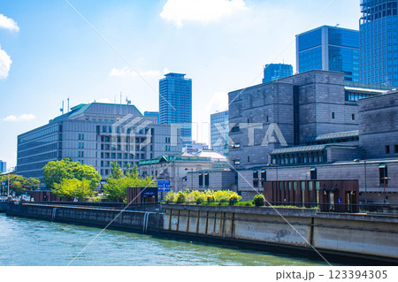 【大阪風景】淀屋橋界隈の川沿いのビル群 【大阪風景】淀屋橋界隈の川沿いのビル群 123394305